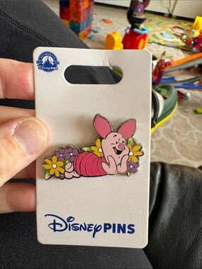 Disney Winnie the Pooh piglet open edition pin NWT